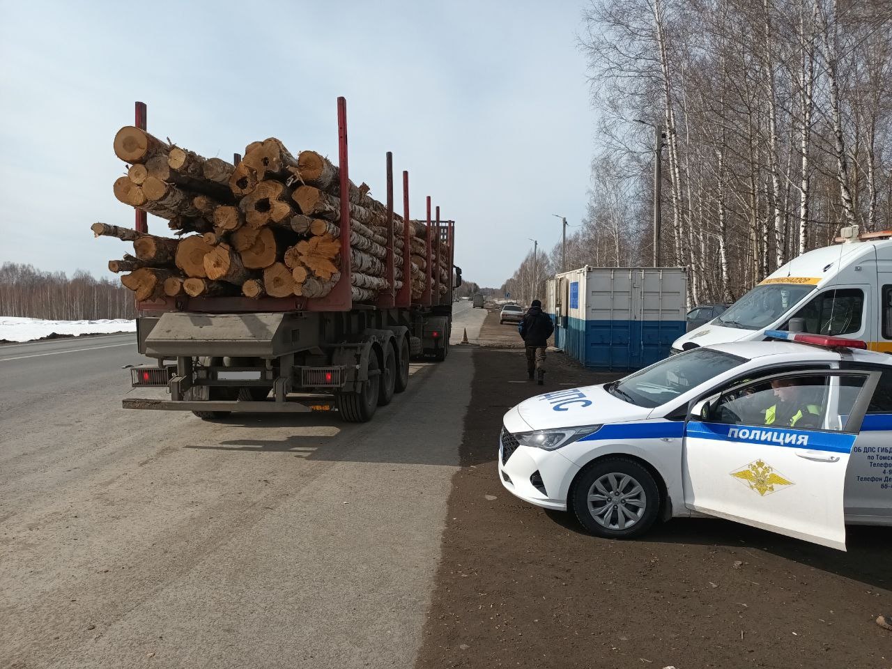Сотрудниками МТУ Ространснадзора по СФО проводится контроль по соблюдению перевозчиками требований Правил движения тяжеловесного и крупногабаритного транспортного средства